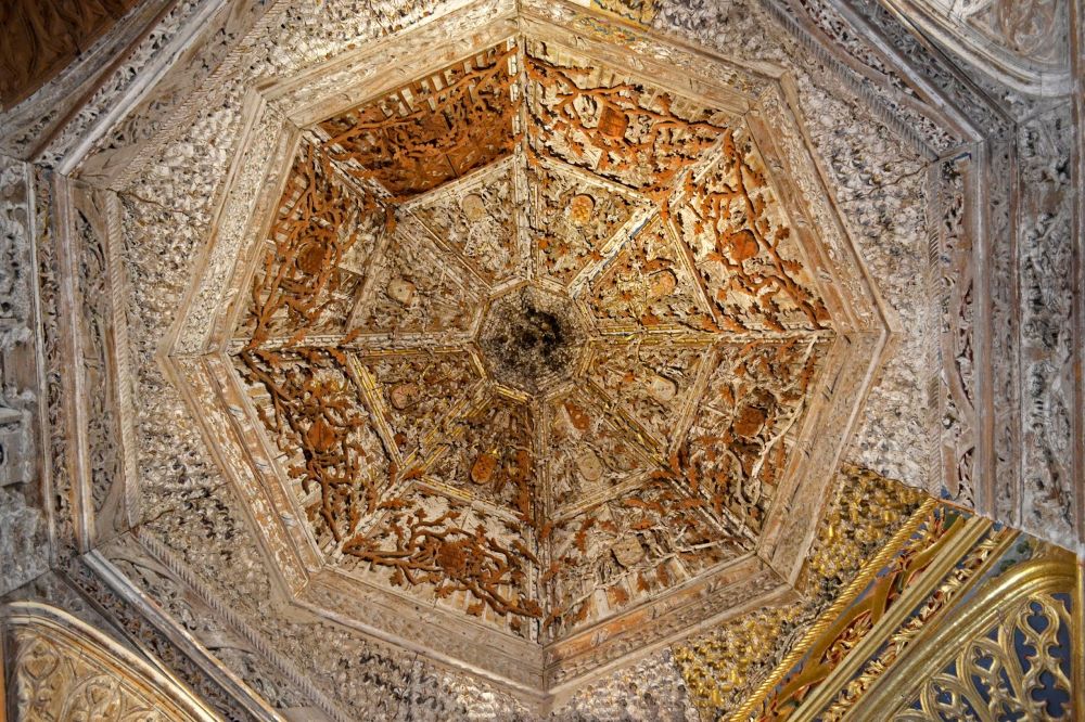 Detalle de alfarje y techumbre de madera policromada de tradición de arte mudéjar en Belmonte.