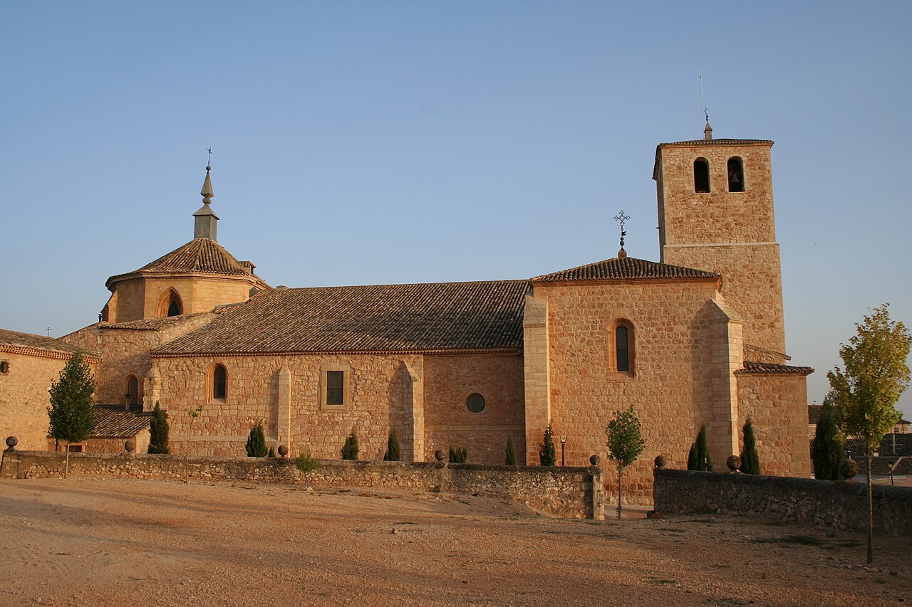 La Colegiata de San Bartolomé de Belmonte vista desde su atrio, con la torre y la cúpula al atardecer